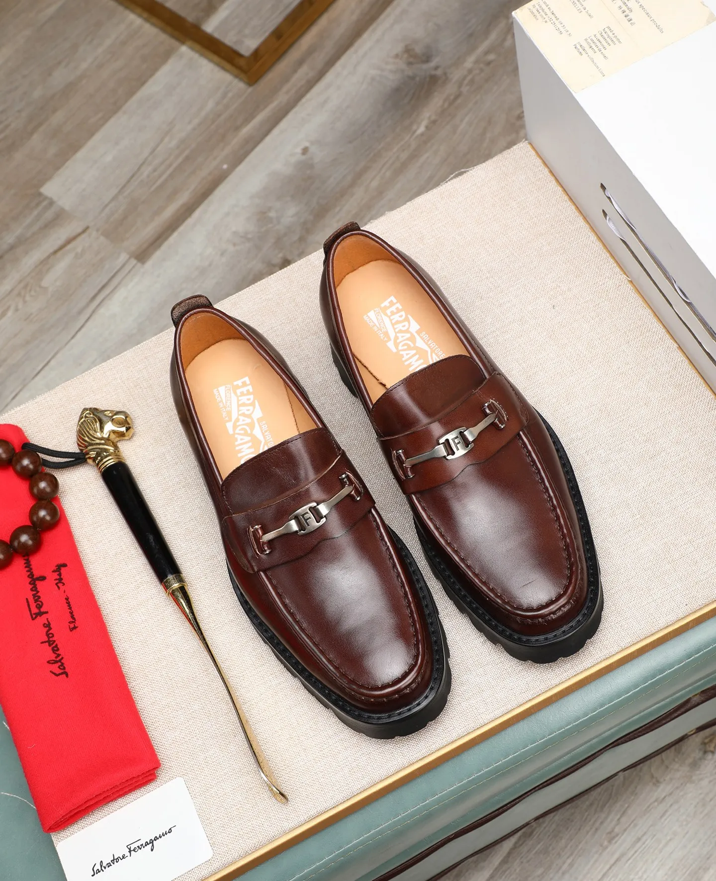 Men's shoes 💰500 📛📛(water-dyed cow lining) Salvatore Ferragamo high-end (Salvatore Ferragamo) is the top international luxury footwear brand. It comes from the fashion kingdom of Italy. It is famous all over the world for its traditional handmade design and novel styles...🚶🏻🚶🏻New suit shoes are available simultaneously at the counter. This model is purely handmade. The fabric is imported Italian calfskin➕soft water-dyed cowhide lining. Original authentic outsole🌀🌀Size: 38➖44.